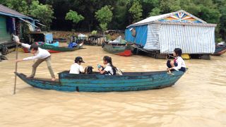 船を漕いで学校に行く子供達がたくましかった！