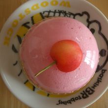 イチゴのムースなのに、なぜかサクランボがオン