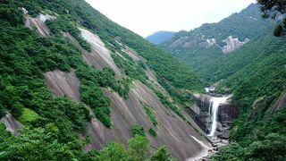 巨大な花崗岩の岩盤