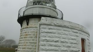 能登半島の先っぽにある真っ白の灯台です