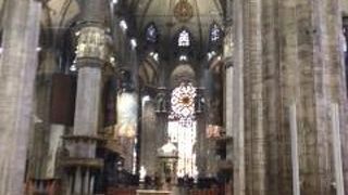 ミラノの大聖堂は、マストでしょう！！個人客には、並ばずに買えるチケットオフィスがあります。