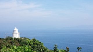 白い灯台が美しい