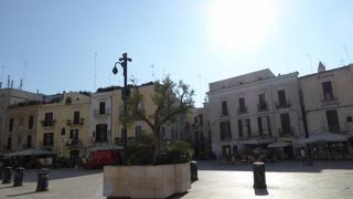 バーリ旧市街の中心広場であるメルカンティーレ広場♪