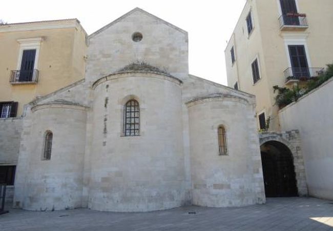 フェッラレーゼ広場に可愛らしい後ろ姿♪