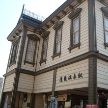 道後温泉駅の中にあります