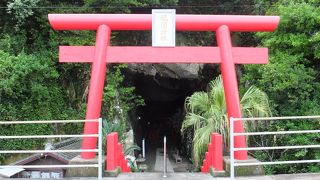 梅ケ浜洞窟の中の神社