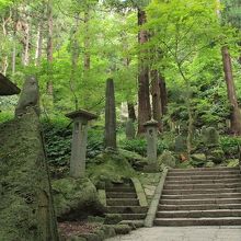 参道はほぼ階段です