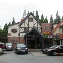 様々な様式のガーデン式邸宅が建ち並らぶ。