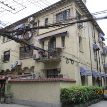 外装が変化に富んでいて円柱の彫刻も精微です。