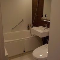 バスルームは普通サイズ。バスタブは足を伸ばすほどではない。