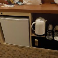 冷蔵庫は小型。粉末茶と紅茶パックのみでコーヒーが欲しかった。