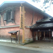 入り口は、レンガの横です。