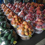 色んな品種のマンゴーが集まる市場