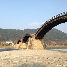 木造のアーチが美しい