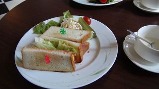 教会を改装した雰囲気あるカフェ