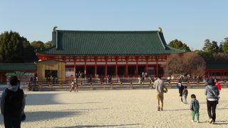 広い境内と巨大な太極殿は荘厳さを醸し出しています