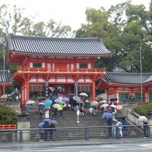 西楼門の前まで雨に当たらずに行くことができます