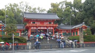 西楼門の前まで雨に当たらずに行くことができます