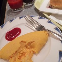 朝食のオムレツ（料理人が作ってくれます）