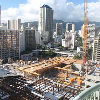 隣で大規模なリニューアル工事をしています