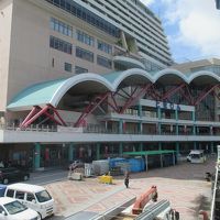 「とまりん」がすぐそばに有り、離島に行くには便利！