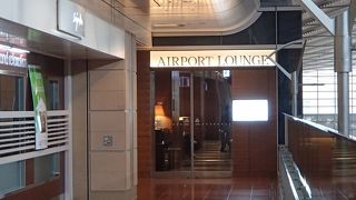 一般エリアのカードラウンジ