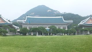 カメラ撮影に制限があったりしてちょっとうるさいけど、コバルトブルーの青瓦台は見事の一言です