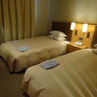 部屋の大きさはそれなりですがベッド幅も広く快適でした。