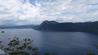 どこからみてもきれいな青い湖面ですが、どこから見ても遠いです。