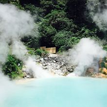 入浴剤のような青色