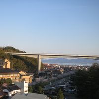 館内のホールから宍道湖と桜