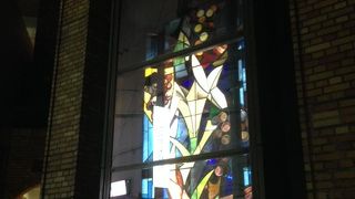 ステンドグラスの壮麗さは、敬虔な祈りにつきづきしいものと感じました。