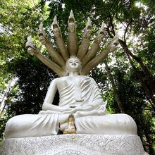 川の畔にあるナーガ像