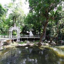 川の畔はベンチもあり公園のようになっている