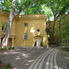 チケット売り場は右奥の建物の中にあります