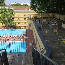 屋上では日光浴したり運動する人たちがいました