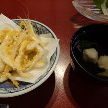 唐揚げと汁物　汁物の中のお団子も白エビ