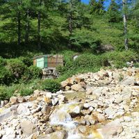 温泉：左が女性専用、右が混浴、沢の対岸に更に一つ