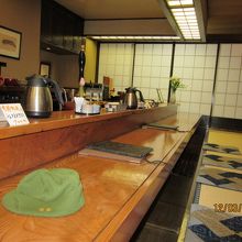 広ーいカウンター席に案内された