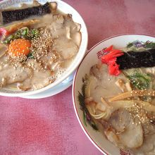 左）叉焼玉子ラーメン\700　右）ラーメン\500