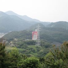 赤い橋が万関橋です。