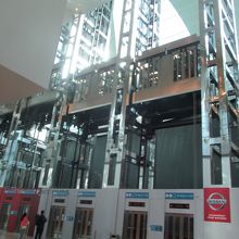 ターミナル内の巨大エレベーター