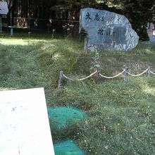 正門をくぐってすぐ近くにあります。