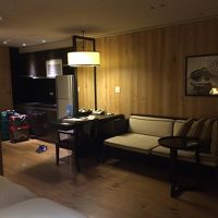 なかなかシックで落ち着いてます。大きなソファーは便利です