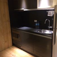 お皿類も完備。毎日清掃あり。冷蔵庫もあり。