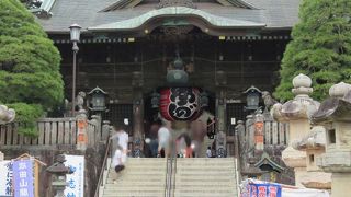 赤い大きい提灯の仁王門