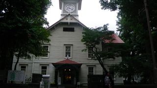 ビルに囲まれた時計台