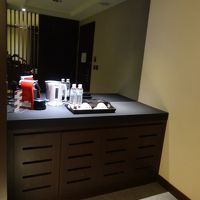 広い玄関スペースに冷蔵庫やコーヒーメーカーが置かれてます