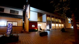 料理の種類も豊富でなかなかおいしかった．畳の個室であり，コンパにはとてもいい