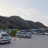 ホテルは周辺を山に囲まれています。